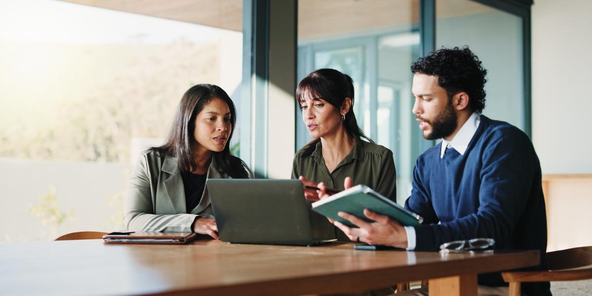 IT team collaborating on governance responsibilities in a co-managed IT environment